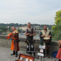 В обідній час Metallica вирішила трохи підзаробити і пограти собі на втіху на Карловому мосту