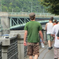 Декілька дизайнів футболок Metallica на вулицях Праги