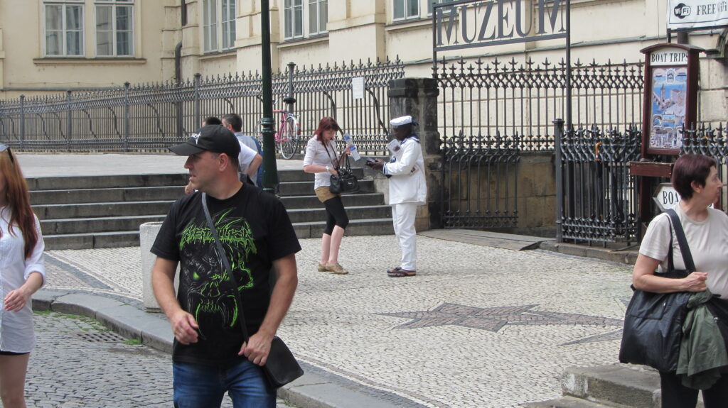 Декілька дизайнів футболок Metallica на вулицях Праги