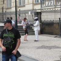 Декілька дизайнів футболок Metallica на вулицях Праги