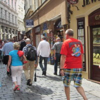 Декілька дизайнів футболок Metallica на вулицях Праги