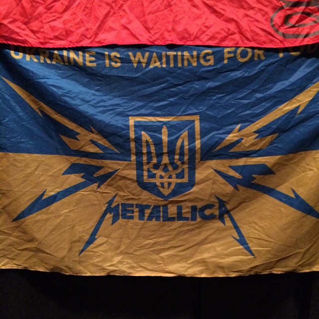 Прапор Українського фан-клубу гурту Металіка у штаб-квартирі гурту «Metallica». Фото та відео