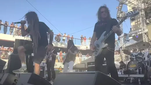 Кавер-версія пісні «One» гурту «Metallica» у виконанні Девіда Еллефсона та Ренді Блайта. Відео