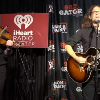 Пісня «Black Bird» у виконанні Джейсона Ньюстеда на радіостанції 98.7 The Gator FM
