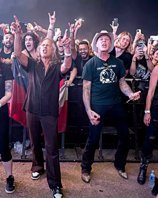 Учасники Металіки насолоджуються виступом гурту «Judas Priest» на фестивалі Power Trip