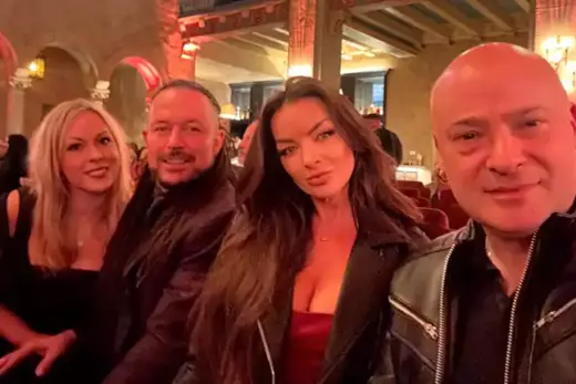 Девід Дрейман заспівав «Enter Sandman» на весіллі Ніти Штраус