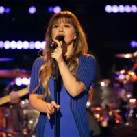 Келлі Кларксон (Kelly Clarkson) виконує кавер «Sad But True»