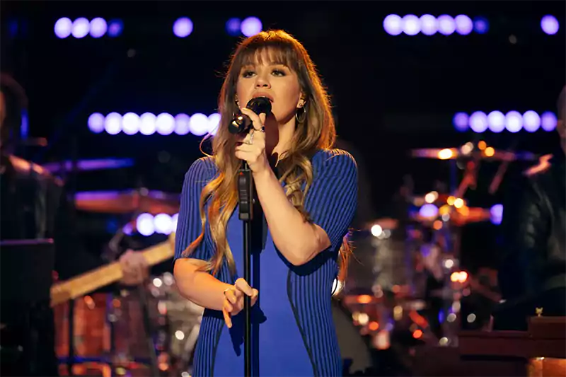 Келлі Кларксон (Kelly Clarkson) виконує кавер «Sad But True»