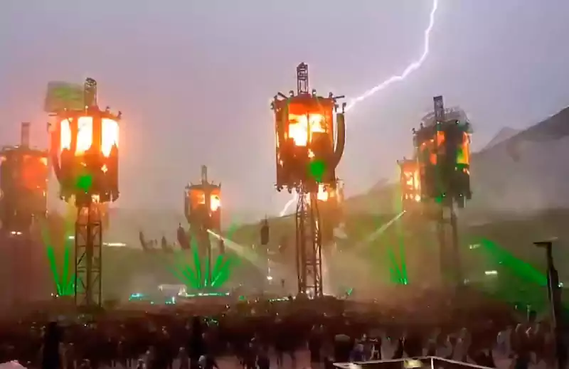 Під час виконання «Master of Puppets» на концерті Металіки вдарила блискавка