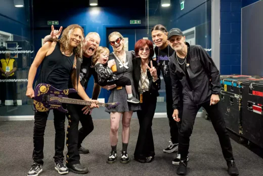 Шерон Осборн та Келлі Осборн з учасниками гурту «Metallica»