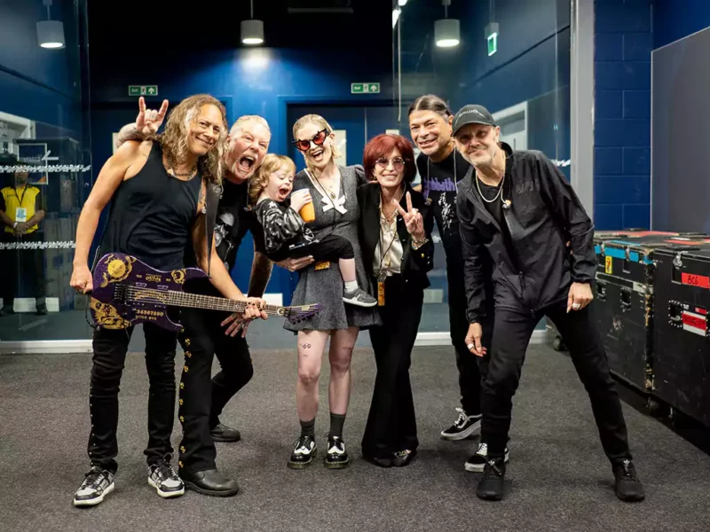 Шерон Осборн та Келлі Осборн з учасниками гурту «Metallica»